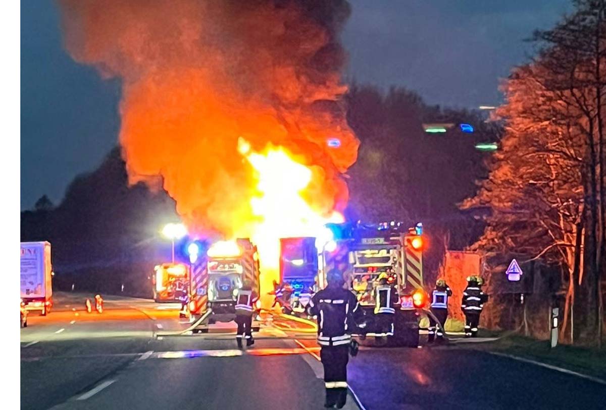 AKTUALISIERT: Lkw-Brand auf der Autobahn bei Epgert: Zahlreiche Feuerwehren im Einsatz