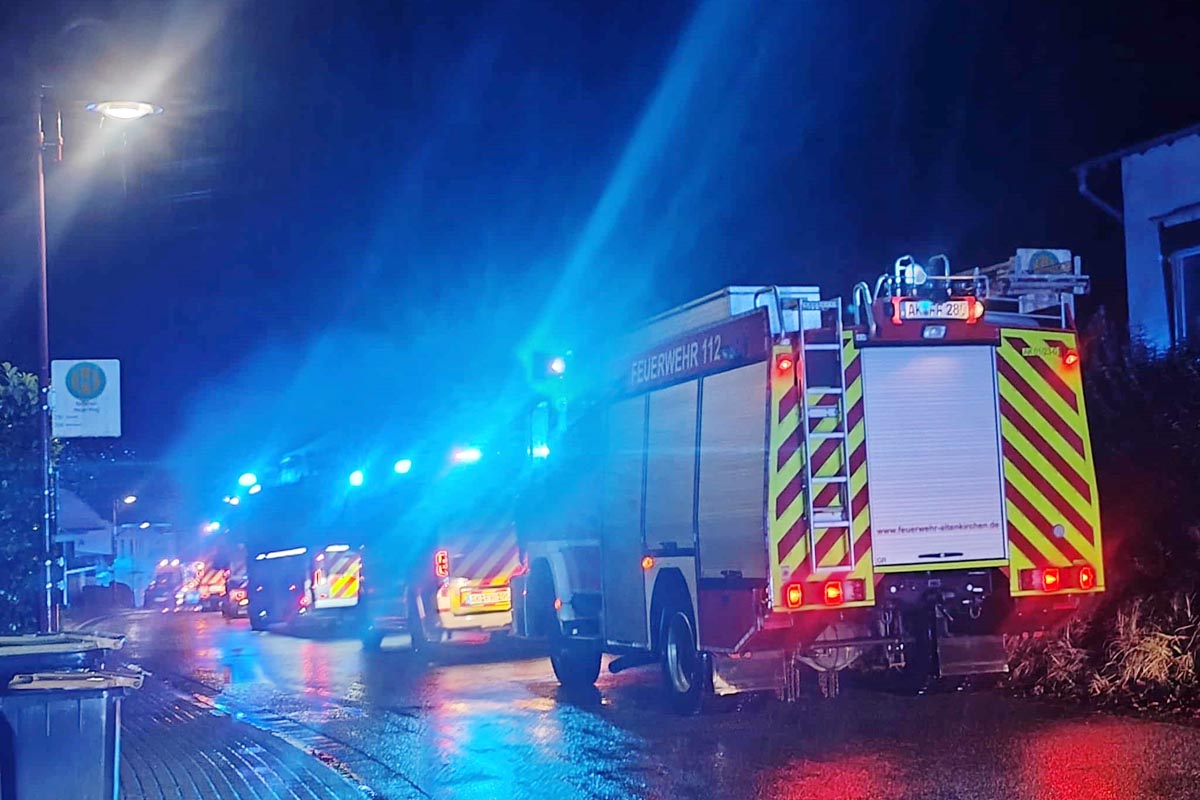 Auf der Strae vor der Zufahrt wurde ein Bereitstellungsraum eingerichtet (Bilder: kk)