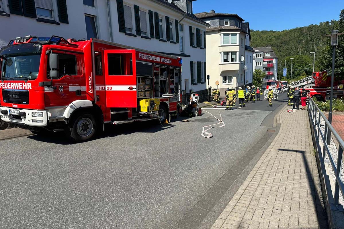 Aktualisiert: Feuer in Dachgeschosswohnung in Wissen - Keine Verletzten