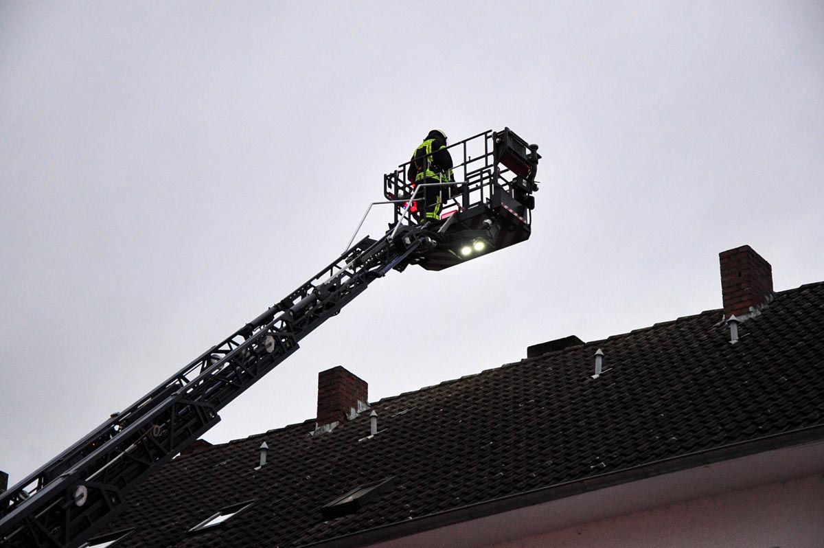 Gemeldeter Dachstuhlbrand in Altenkirchen: Zahlreiche Rettungskrfte wurden alarmiert