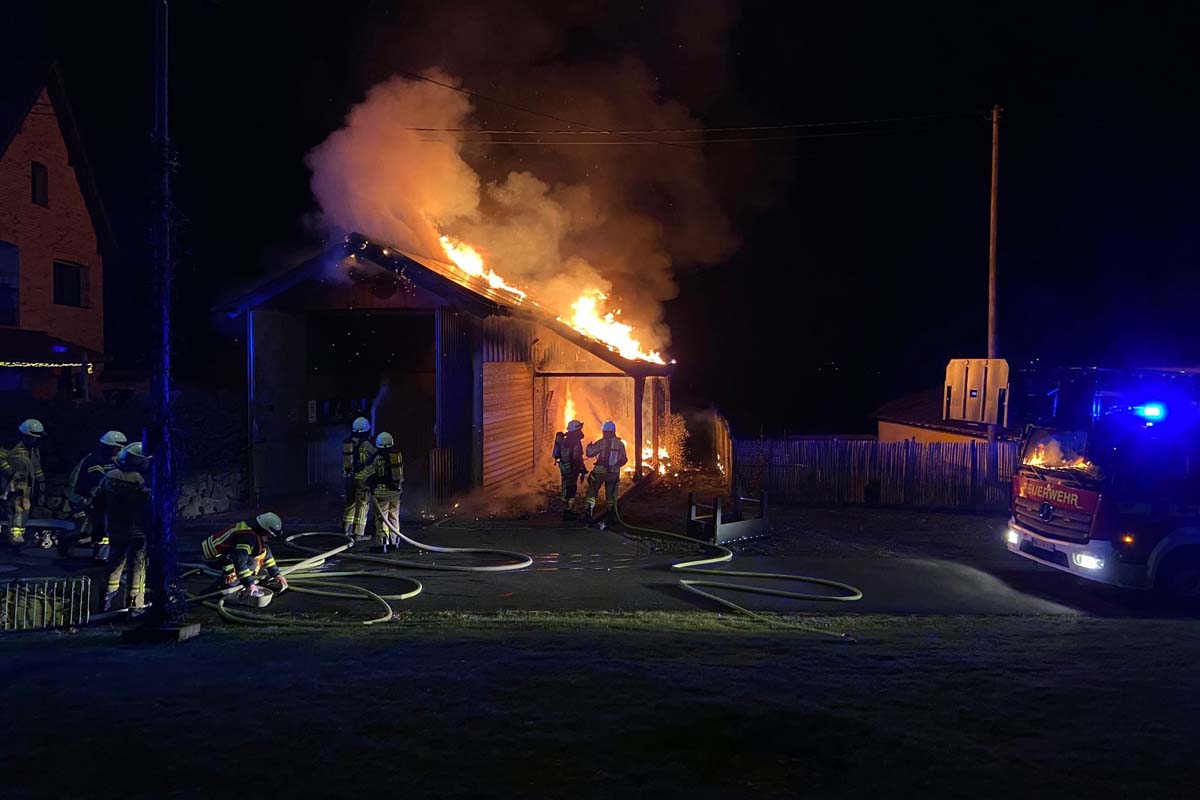 AKTUALISIERT: Brand in Asbach-Schneberg forderte mehrere Freiwillige Feuerwehren