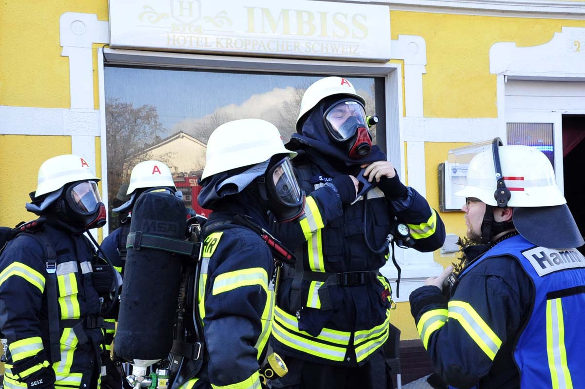 Atemschutztrupps gehen zur Menschenrettung vor. Foto: kk