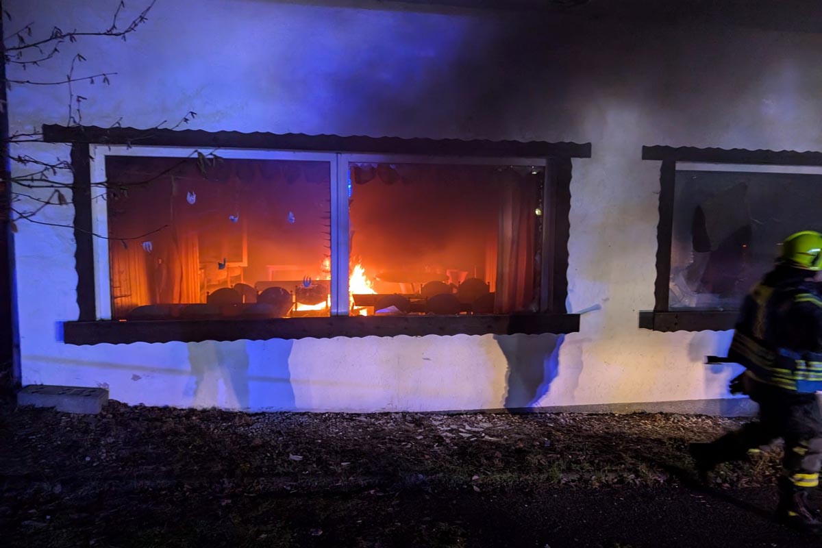 Beim Eintreffen brannte es in Brdenbach im Erdgeschoss eines Gebudes. (Foto: kk)