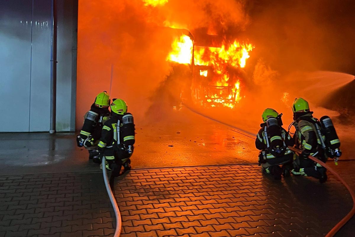 Drei Fahrzeuge waren in Brand geraten (Bilder: kk)