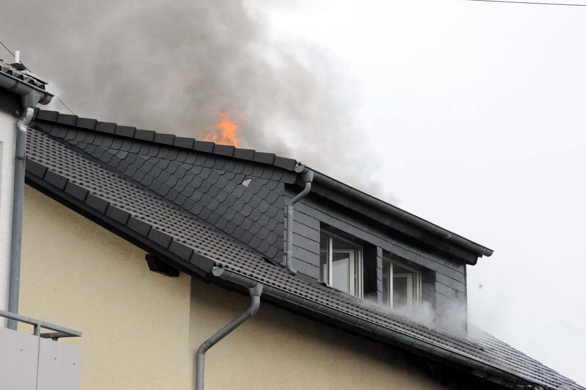 AKTUALISIERT: Mehrfamilienhaus in Altenkirchen brannte - berreste eines Leichnams gefunden