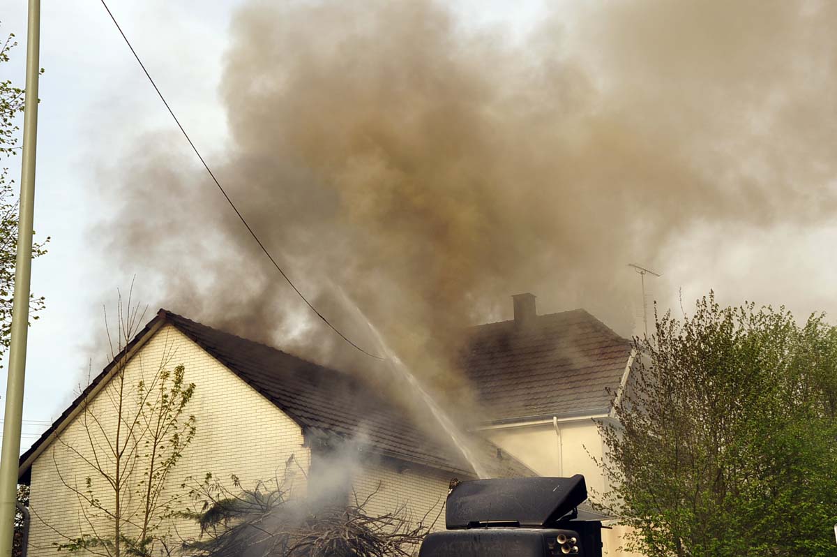 Gebudebrand in Neitersen - Zahlreiche Rettungskrfte waren im Einsatz