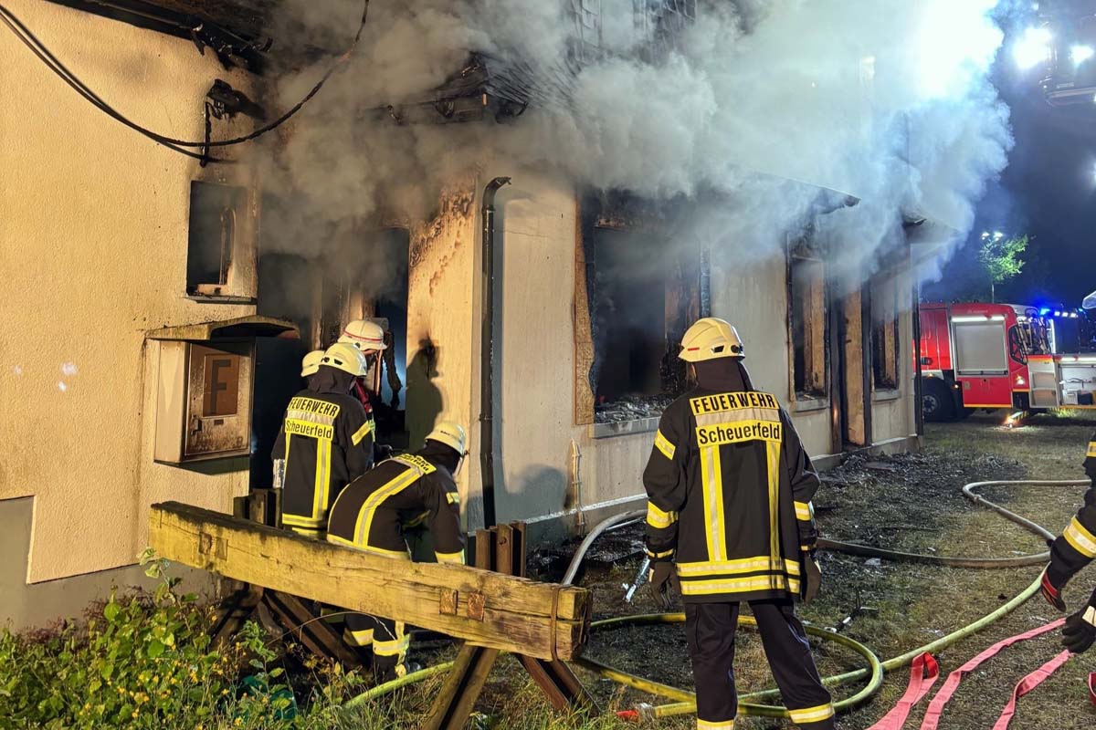 AKTUALISIERT: Brand im Bahnhof Scheuerfeld - Groaufgebot der Feuerwehren wurde alarmiert