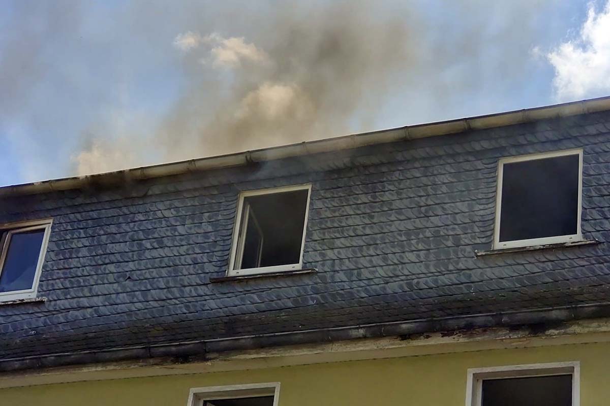 Aktualisiert: Groeinsatz der Feuerwehren: In einem Mehrfamilienhaus in Wissen brannte der Dachstuhl 
