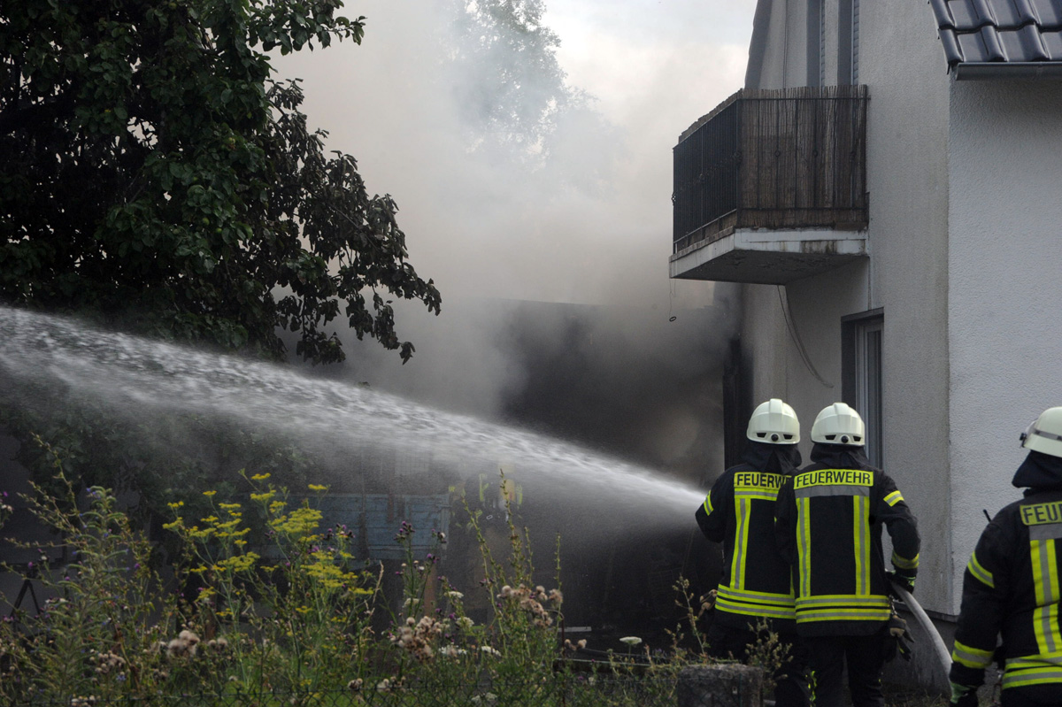 Mit mehreren Strahlrohren bekmpften die Feuerwehrleute den Brand. (Bilder:kk)