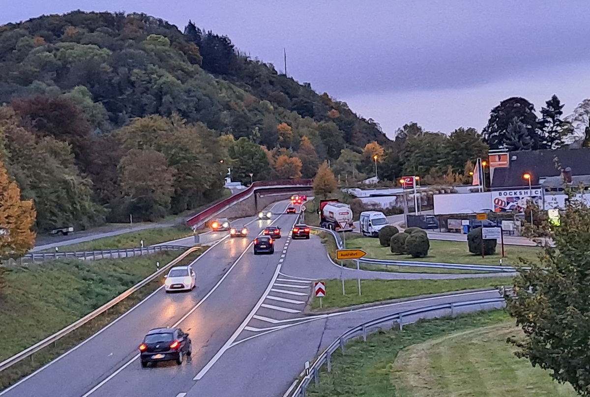 Geschwindigkeitsbegrenzung auf der Bundesstrae 42 am Scheurener Kreuz kommt