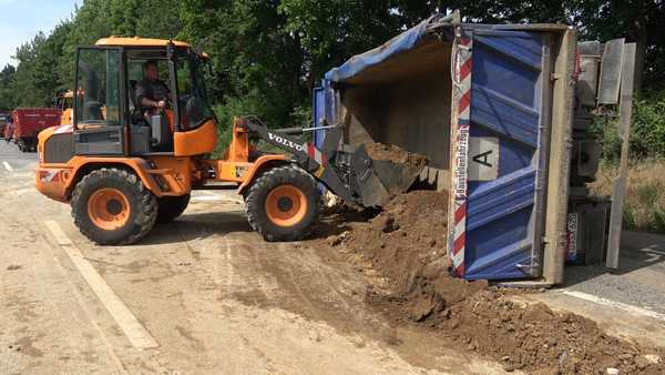 Umgekippter LKW sorgt fr Vollsperrung auf der B42