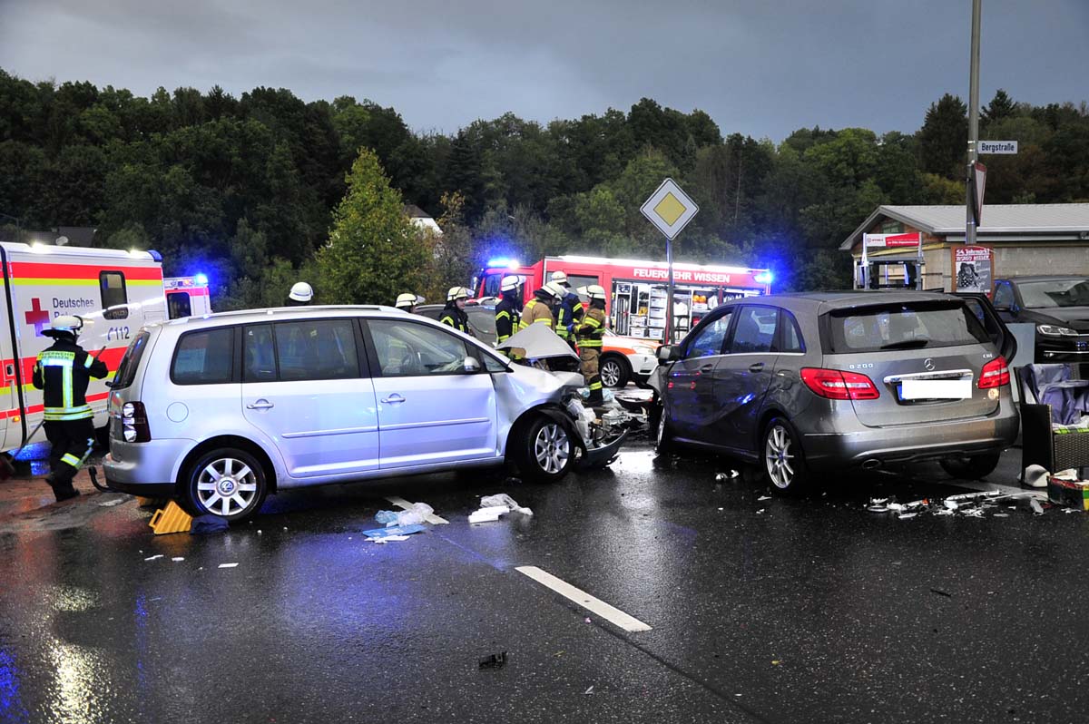 Die Bundesstrae wurde fr die Rettungsmanhmen und die Unfallaufnaahme voll gesperrt (Bilder: kk)