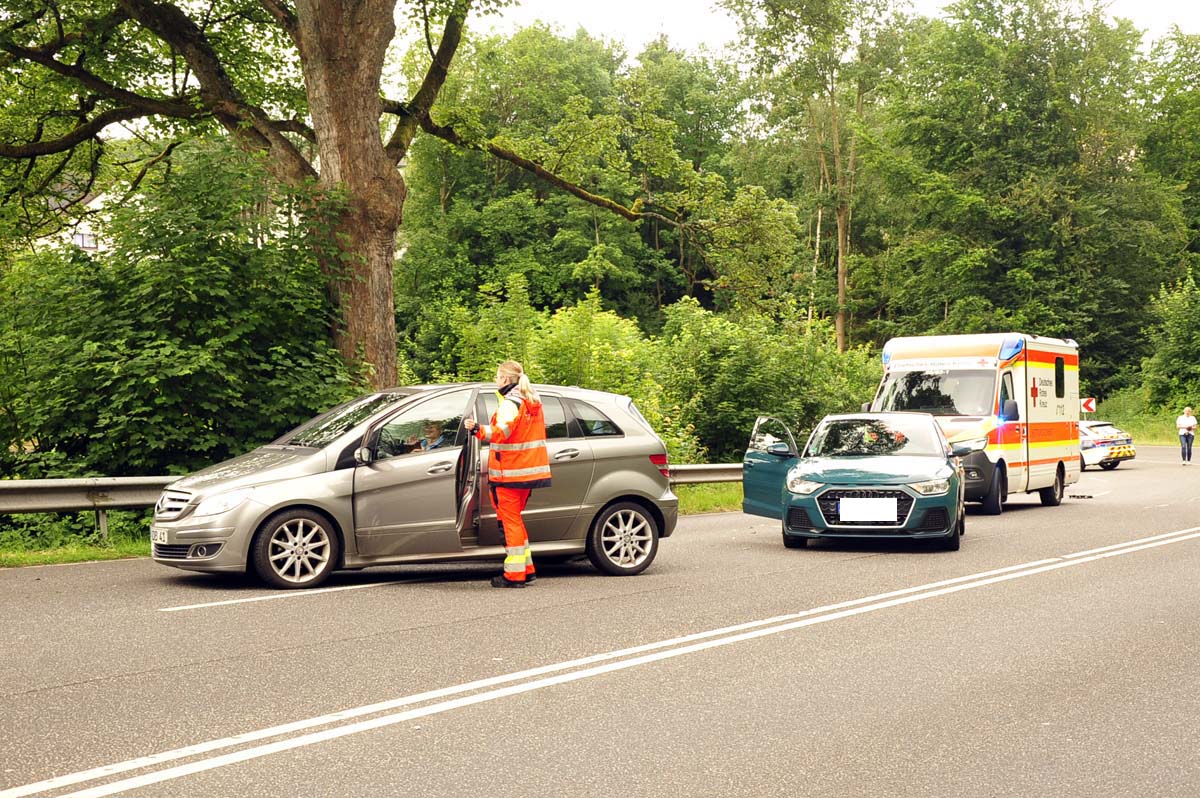 Das dritte Fahrzeug befindet sich hintern dem Rettungswagen (Bilder: kk)