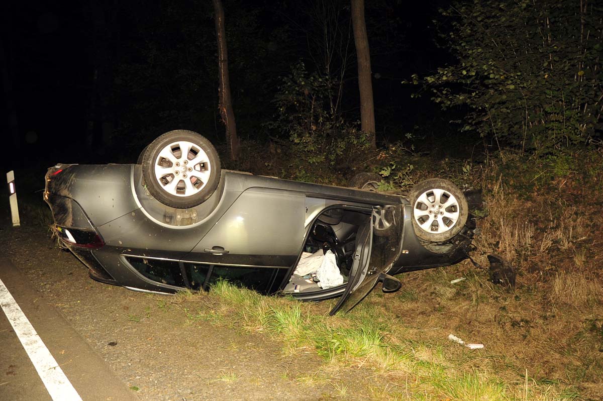 Der PKW kam auf dem Dach liegend zum Stillstand (Bilder: kk)