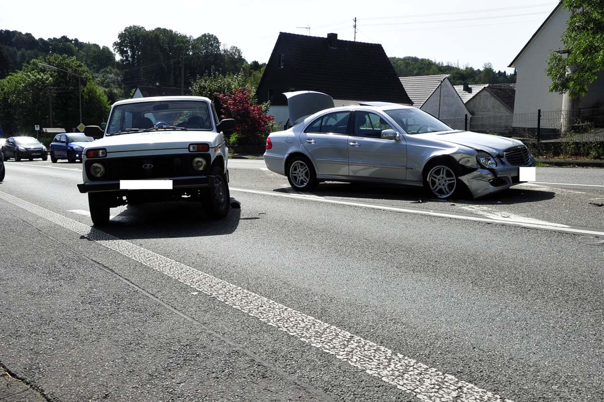 Nach Unfall mit zwei Verletzten: Starke Verkehrsbehinderungen auf der B8 bei Oberlfen