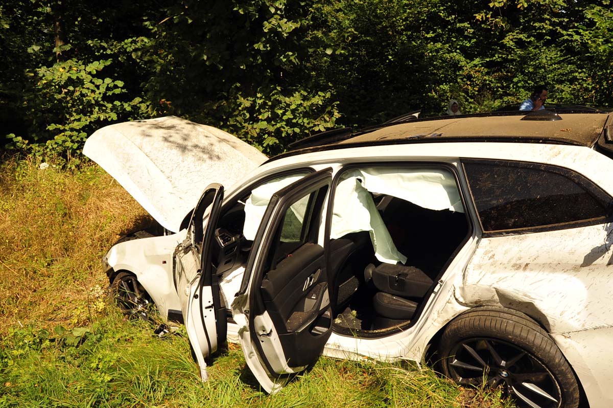 Der BMW berschlug sich nach der Berhrung (Bilder: kk)