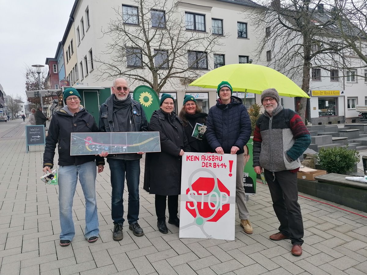 Thorben Thieme beim Stand auf dem Marktplatz in Altenkirchen: Kein autobahnhnlicher Ausbau der B414 bei Altenkirchen