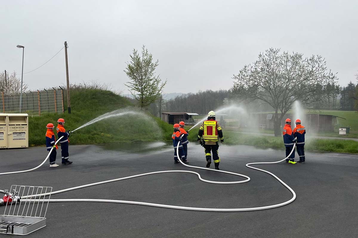 bung nach FwDV 3 - drei Strahlrohre werden vorgenommen (Bilder: kk)