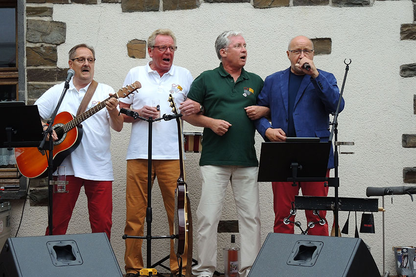 3 Nejer un en Bunn sorgen seit mehr als 25 Jahren fr gute Laune in der Region. So auch beim letztjhrigen Bunnefest, zusammen mit Reiner Pertzborn (grnes Shirt), 1. Vorsitzender von 1000 Jahre Bad Hnningen e.V. Fotos: Hans-Georg Mertins