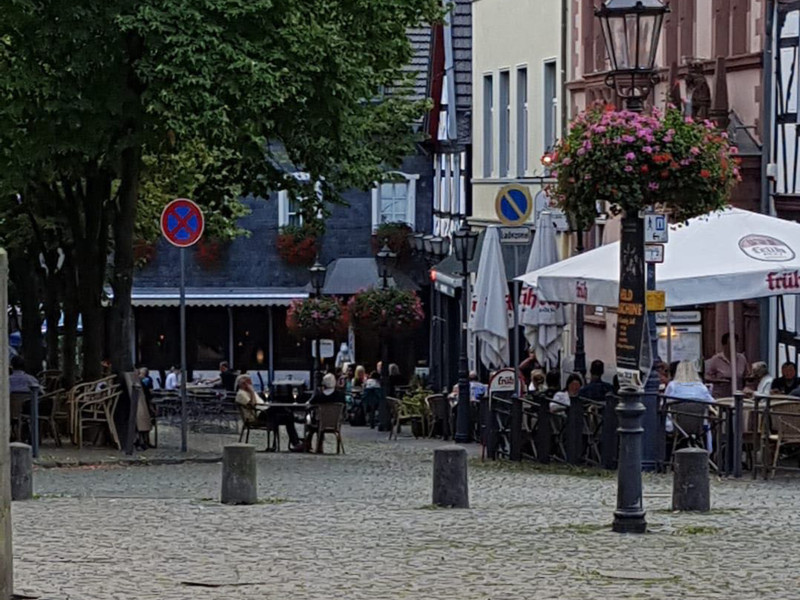 Auengastronomie in der Innenstadt versperrt den Rettungsweg. Foto: Stadt Bad Honnef