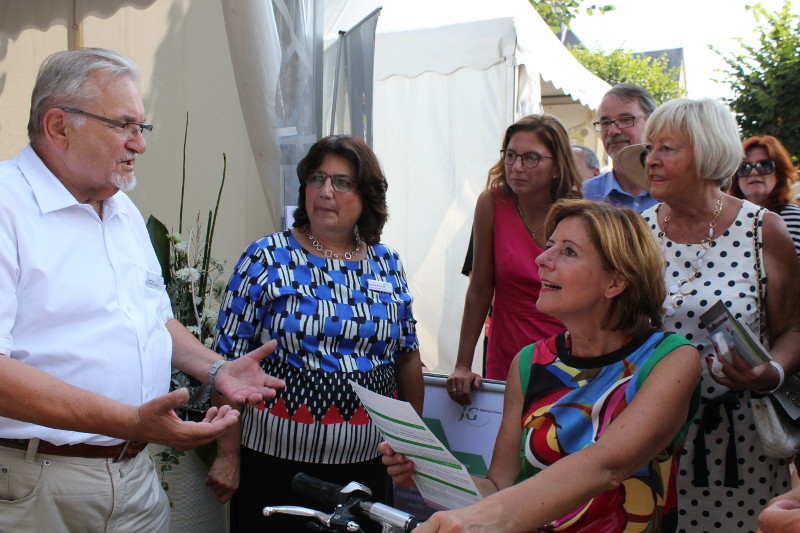 Malu Dreyer und Sabine Btzing-Lichtenthler lieen es sich nicht nehmen, persnlich am Stand des Heinrich-Hauses die Arbeit der Ehrenamtlichen zu wrdigen und ber Herausforderungen zu diskutieren. Foto: Heinrich-Haus 