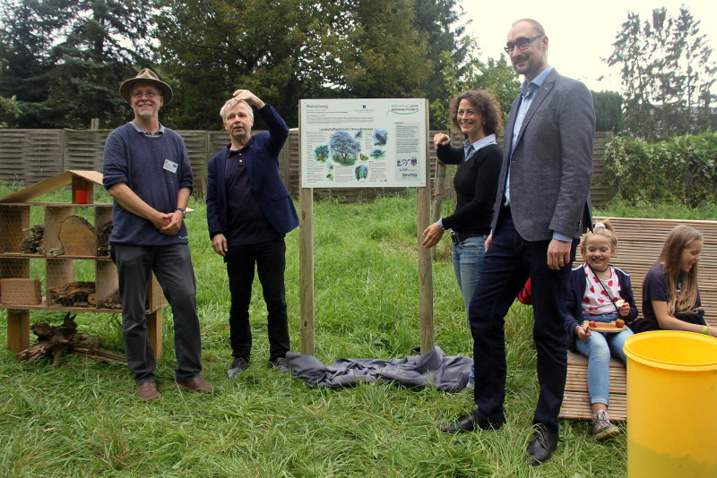 Die erste Lehrtafel fr den Bienenweg Bad Honnef summt wurde enthllt  von links: Lehrer Dr. Dirk Krmer, Brgermeister Otto Neuhoff, Daniela Paffhausen (Bad Honnef AG) und Schulleiter Schule Schloss Hagerhof Dr. Sven Neufert. Foto: Stadt Bad Honnef 