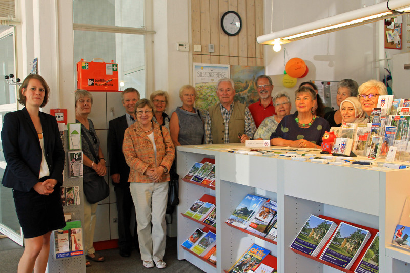 Die ehrenamtlichen Krfte von Stadtinfo und bcherei freuen sich mit Brgermeister Otto Neuhoff ber die neue Theke. Foto: Stadt Bad Honnef