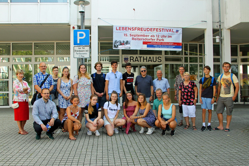 Im Bad Honnefer Rathaus trafen sich die Jugendlichen der trinationalen Jugendbegegnung und Mitglieder des Partnerschaftskomitees Bad Honnef-Wittichenau mit Brgermeister Otto Neuhoff. Foto: Stadt Bad Honnef