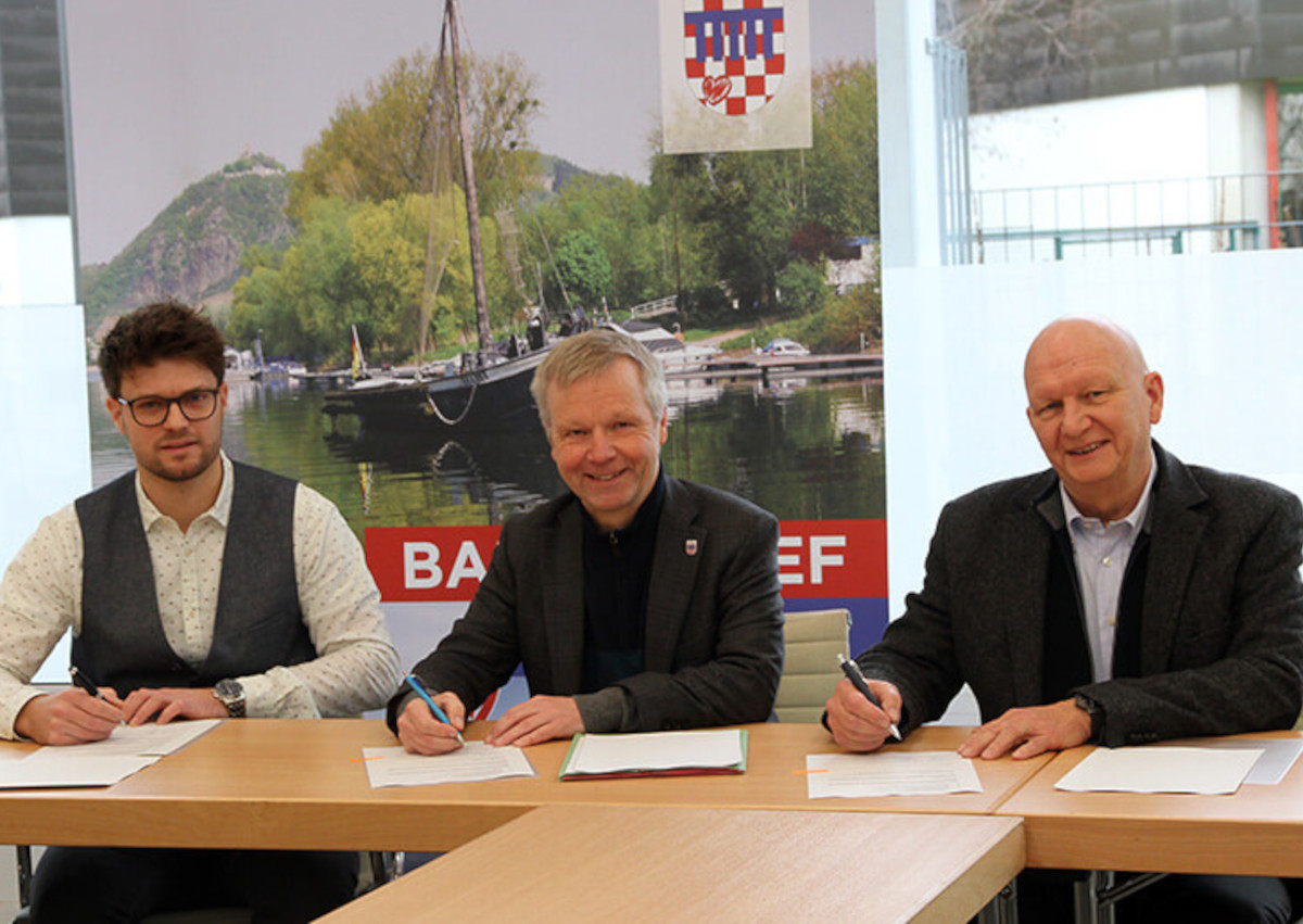 Fabian Neumann (von links), Vorsitzender von Centrum Bad Honnef e.V., Brgermeister Otto Neuhoff und Konrad Weber, Vorsitzender Lebendige Stadtmitte Bad Honnef e.V., haben die Zukunftsvereinbarung fr die Innenstadt im Rathaus unterzeichnet. (Foto: Stadt Bad Honnef)