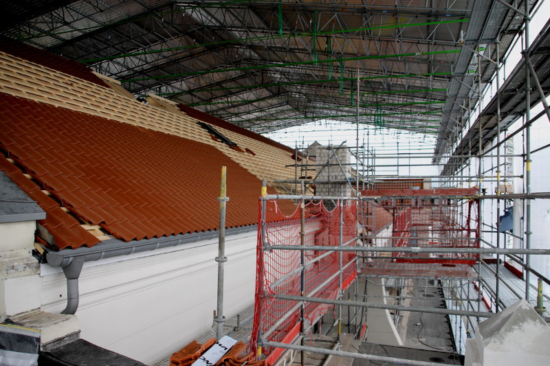 Das neue Dach des Bad Honnefer Kurhauses, noch unter dem Wetterschutzdach, ist fast fertig gedeckt. Foto: Stadt Bad Honnef