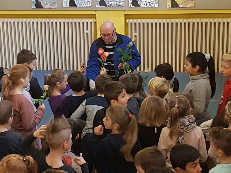 Die Marienschule in Bad Hnningen feierte ihren Hausmeister Schmitz. Foto: Privat