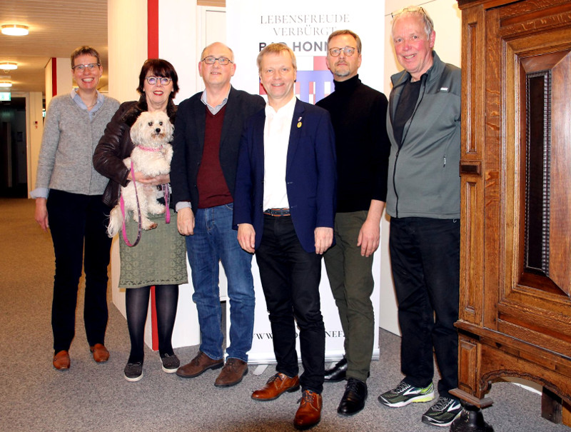 Zum Gesprch und Informationsaustausch im Rathaus - v. l.: Cornelia Nasner (Stdtepartnerschaft Wittichenau), Ursula Batscheider (Ludvika) mit Lulu, Hans-Joachim Ewald (Cadenabbia), Brgermeister Otto Neuhoff, Thomas Heppner (Cadenabbia) und Ludger Viehoff (Berck sur Mer). Foto: Privat