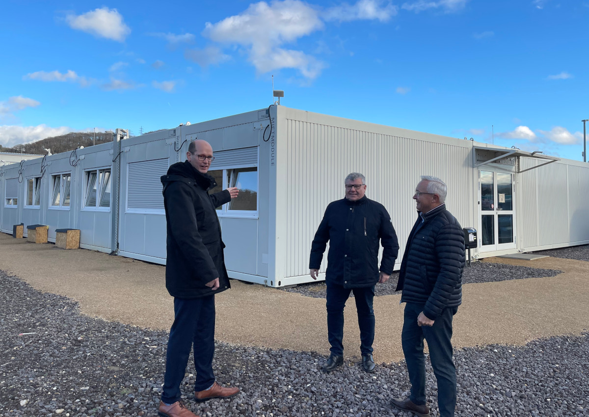 Vor-Ort-Termin an den Flchtlingswohncontainern in Bad Hnningen: (von links) Brgermeister Jan Ermtraud, Kreisbeigeordneter Michael Mahlert und Landrat Achim Hallerbach nahmen sehr positive Eindrcke mit.  (Foto: KV Neuwied)