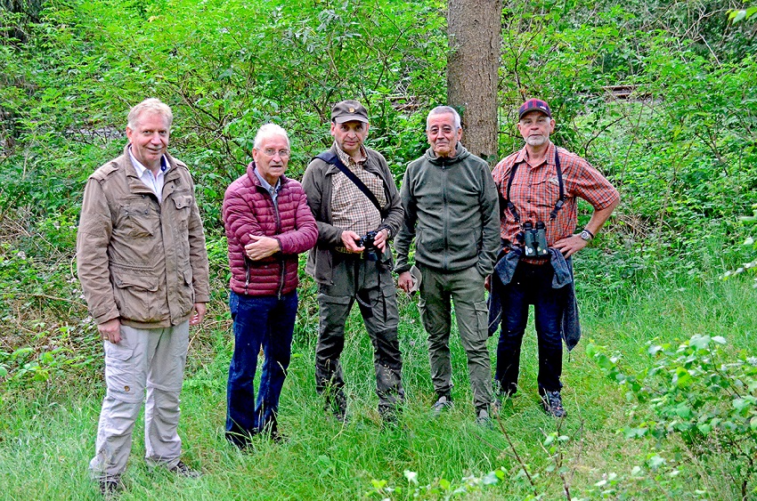 Auf Einladung der BI Hmmerich besichtigten Mitglieder der BI Wildenburger Land das Gebiet um den Hmmerich im Naturschutzgebiet Elbergrund, Elbbachtal und Sieghhen bei Durwittgen (v.r.): Dieter Glckner, Sprecher der BI Hmmerich, Hermi Schmidt, Horst Braun, Wolfgang Stock und Toni Leyendecker. (Foto: Uwe Weger)