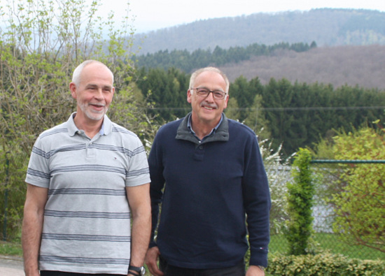 Dieter Glckner und Uwe Weger (von links) von der BI Hmmerich hoffen auf die Untersttzung der Bevlkerung bei der Beobachtung von Rotmilan, Schwarzstorch, Haselhuhn und anderen seltenen Vogelarten. (Foto: privat)