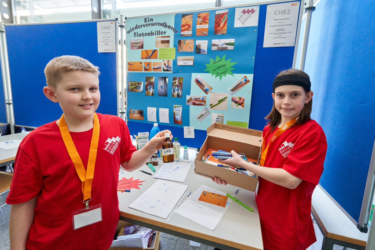 Die beiden Brder Emil und Janosch Zierold vom Peter-Altmeier-Gymnasium in Montabaur gewannen mit ihrer Idee, einen wiederverwendbaren Tintenkiller zu schaffen, den ersten Platz in der Kategorie Chemie. 
(Foto: Sascha Ditscher/evm.)