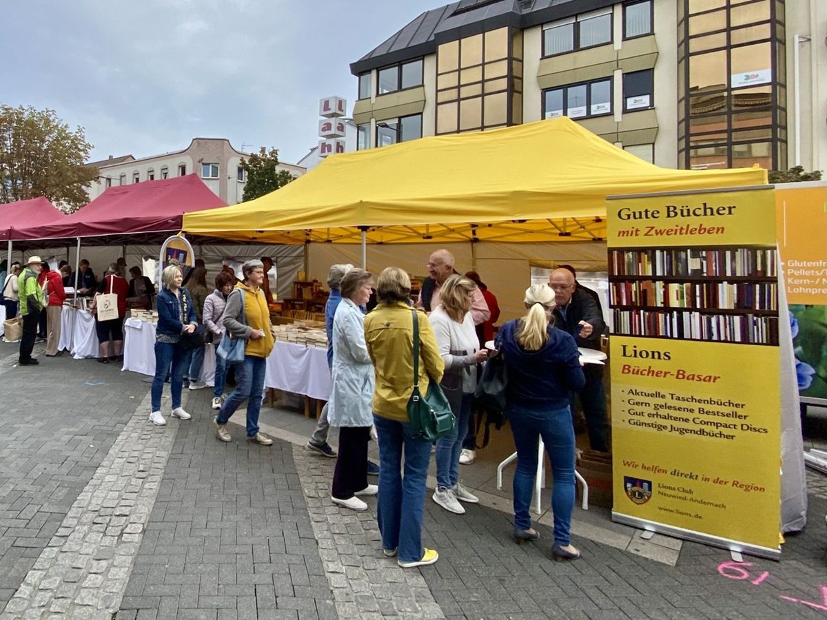 Schnppchen und Raritten auf dem Lions Bchermarkt 2024 in Neuwied