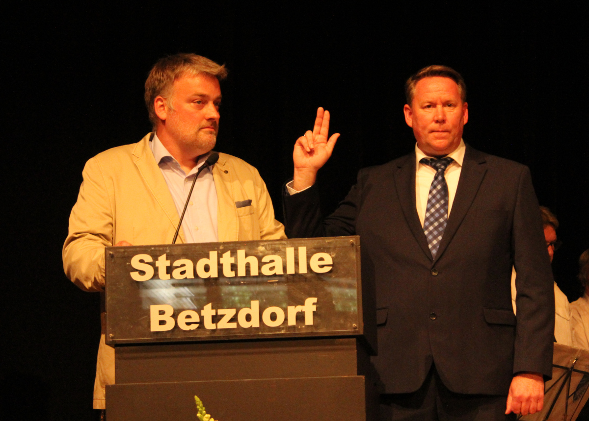 Rechts: Brgermeister Joachim Brenner, links: Christian Greb. Joachim Brenner beim Schwren des Eides. (Alle Fotos: Jenny Patt)