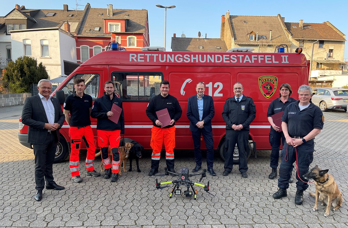 Landrat Achim Hallerbach (links) sowie Ordnungsamtsleiter Frank Laupicher (4. von rechts) und Sachbearbeiter Volker Lemgen (3. von rechts) freuen sich ber die Bestellung der fnf neuen Fachberater Rettungshunde: (von links) Dr. Henri Paletta, Carsten Groth, Stefan Eutebach, Anne Rcker und Stephan Heinz. (Foto: privat)