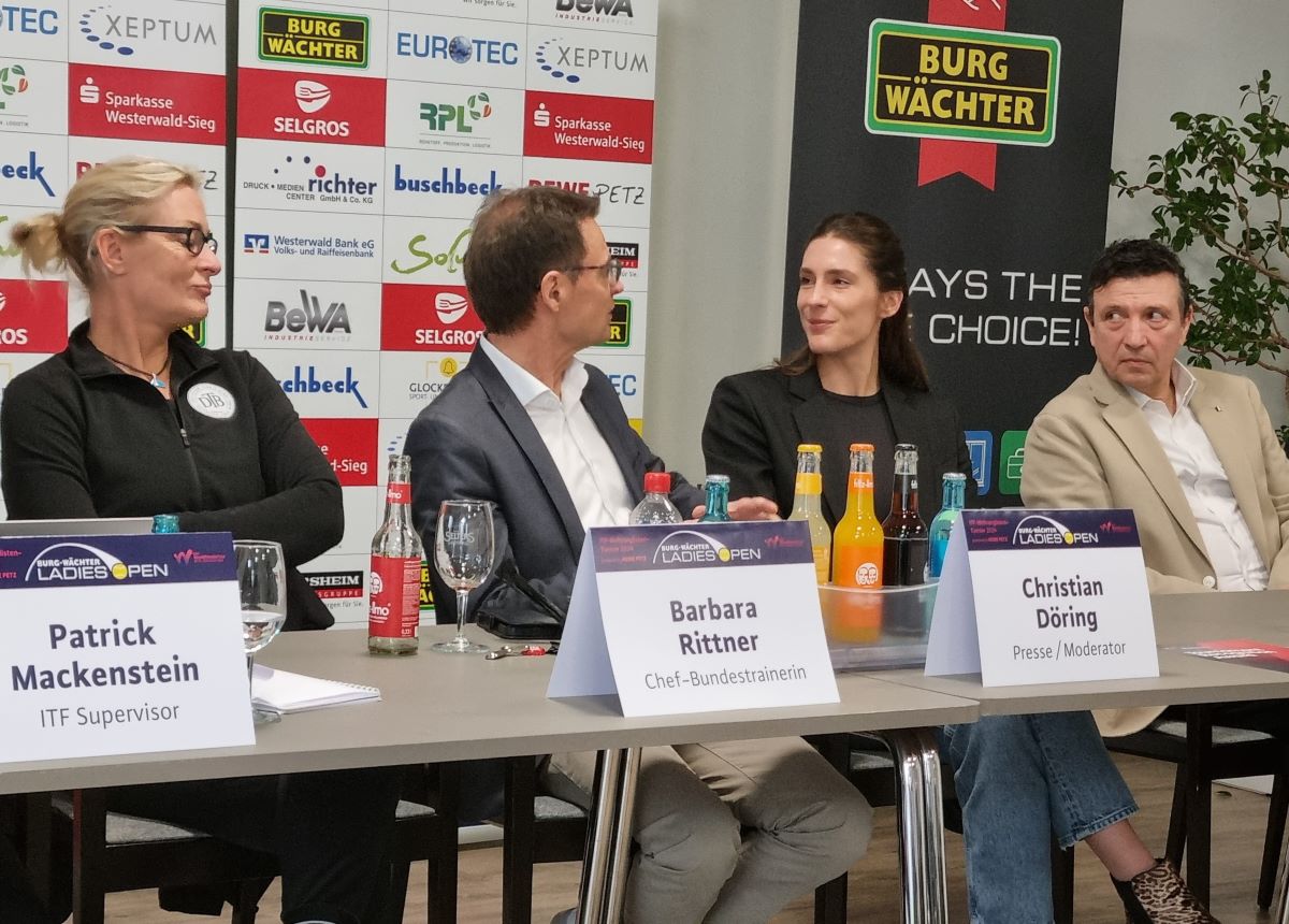 Fachgesprch whrend der Auslosung (von links): Barbara Rittner, Moderator Christian Dring, Andrea Petkovic und Razvan Mihai. (Foto: vh)  