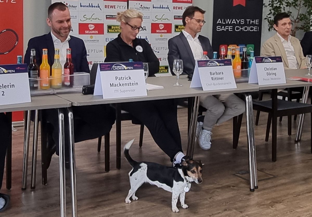 Barbara Rittners Vierbeiner ist in der Welt des Tennissports bekannt wie ein bunter Hund. (Foto: vh)