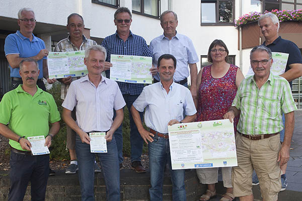 Vertreter der teilnehmenden Bcker und Metzger, des Westerwaldvereins (Zweigverein Flammersfeld) und des VVV Urbach sowie der VG Puderbach geben den Startschuss fr den Vorverkauf. Foto: VG Puderbach