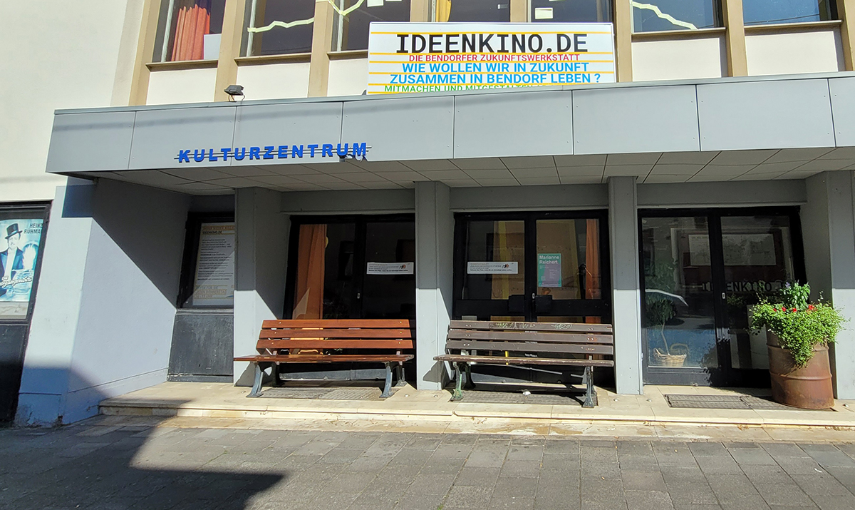 Die Schwtzbnke vor dem Ideenkino in der Poststrae sollen ein Ort der Begegnung sein. Wer Platz nimmt, signalisiert: Ich habe Lust zuzuhren und zu erzhlen. (Foto: Stadtvverwaltung Bendorf)