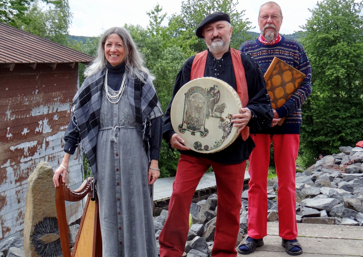 Das Shamrock Duo und Rolf Henrici. (Foto: Veranstalter)