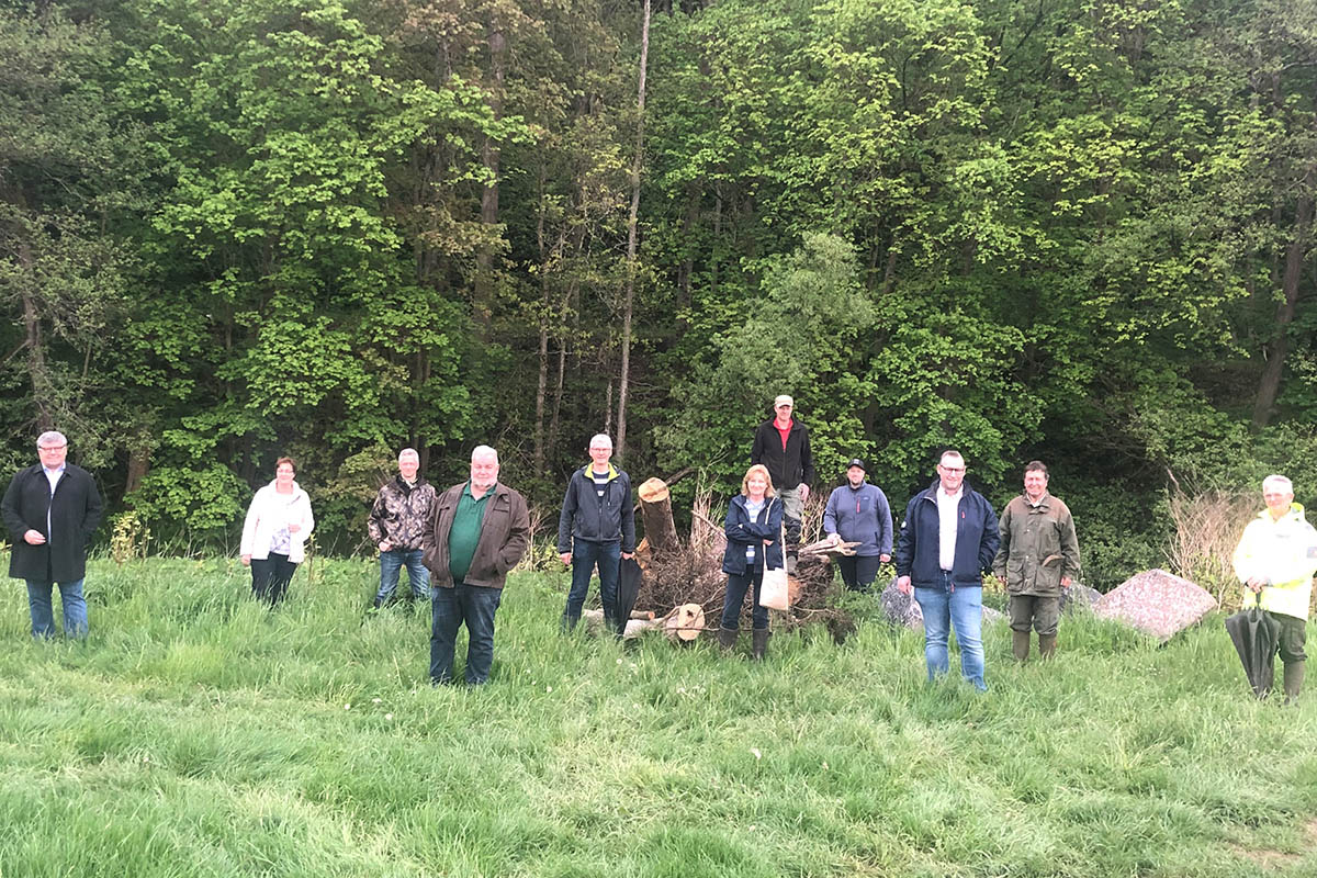 Umweltdezernent Michael Mahlert (links) und Neustadts Ortsbrgermeister Thomas Junior (4. von links) freuen sich gemeinsam mit den Bachpaten und den Mitgliedern des Naturbeirates ber die geplante Manahme zur Verbesserung der Gewsserqualitt. Foto: Kreisverwaltung