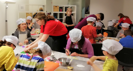 Die Jugendpflege der Verbandsgemeinde Betzdorf-Gebhardshain hatte das Jugendbro in der Viktoriastrae gemeinsam mit der youngCaritas sowie Betzdorf Digital in eine kleine Weihnachtsbckerei verwandelt. (Foto: privat)