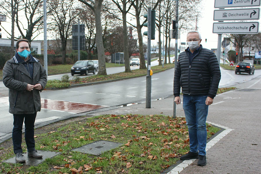 Fr CDU-Landtagskandidat Pascal Badziong und Landrat Achim Hallerbach steht an der Engerser Landstrae (L 307) fest: Abstufungen der Landesstraen mssen verhindert werden. Foto: privat