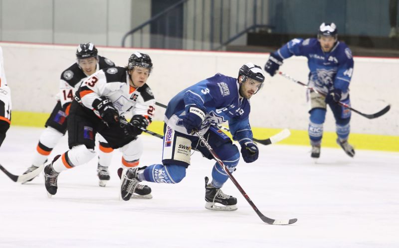 Fr das Frankfurter Lwenrudel waren EHC-Kapitn Stephan Frhlich und Co. zu schnell. Mit Ratingen und Herford stehen nun wieder ganz andere Kaliber auf dem Eis. Foto: EHC
