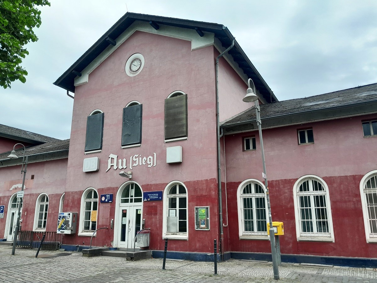 Noch tut sich nichts am Bahnhofsgebude in Au/Sieg. Das soll sich bald schon ndern. (Fotos: Morkramer)