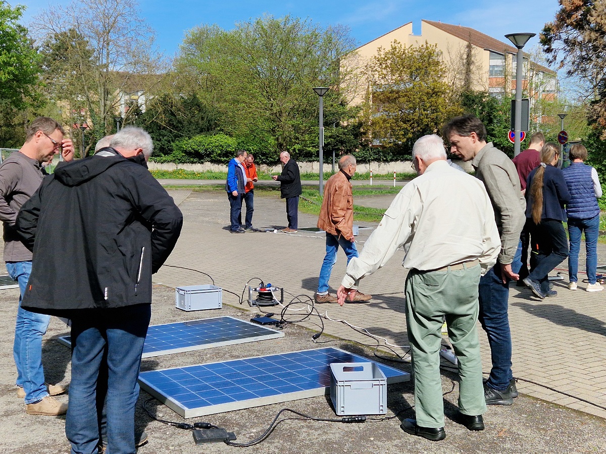 Wie leicht sich Balkon-PV-Anlagen aufbauen lassen, konnten die Teilnehmenden am Workshop von vhs Neuwied und HS Koblenz in der Praxis selbst erproben. (Foto: Lyuba Kluge)